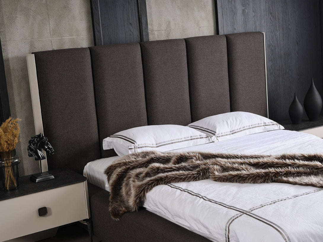 Zenit Platform Bed with low-profile design and minimalist appeal